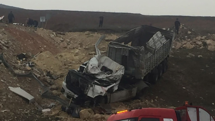 Şarampole devrilen TIR'ın şoförü hayatını kaybetti
