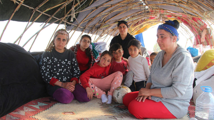 Sebze serasında depremzede aileden çadır talebi