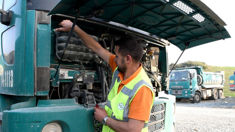 Seyyar tamirhanelerde depremzede araçlarına bakım