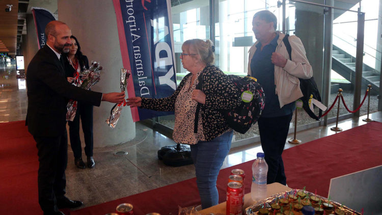 Sezonun ilk turist kafilesine çiçekli karşılama