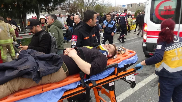 Silivri'de 5 araca çarpan midibüs yan yattı: 28 yaralı