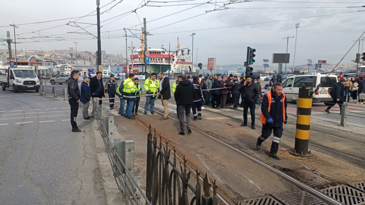 Sirkeci'de tramvay raydan çıktı