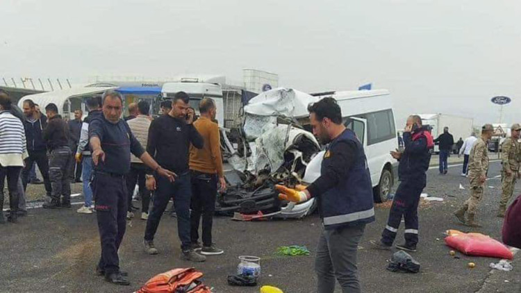 Şırnak’ta iki minibüse TIR çarptı: 8 yaralı