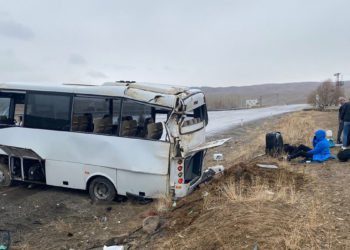 Sporcuları taşıyan midibüs devrildi: 11 yaralı