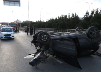 Sultanbeyli'de otomobil bariyere çarptı: 2 yaralı