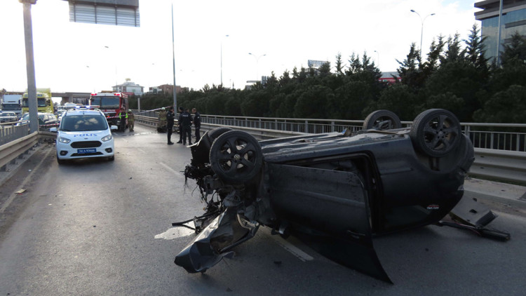 Sultanbeyli'de otomobil bariyere çarptı: 2 yaralı 