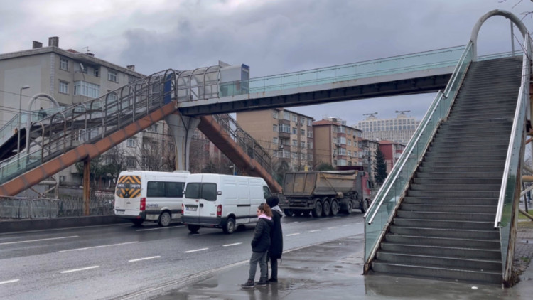 Sultangazi'deki üst geçide kadın muhtardan tepki