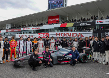 Super Formula pilotları depremzedeleri andı