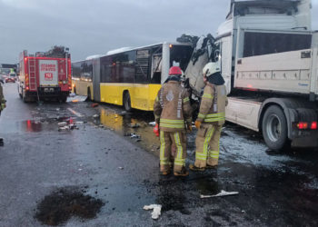 TIR, yol bakım aracı ve İETT otobüsüne çarptı