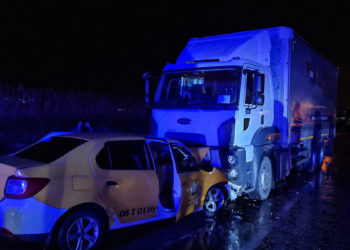 TIR'la çarpışan taksinin şoförü öldü, 4 yaralı