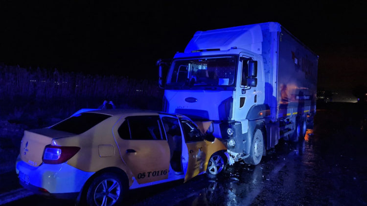 TIR'la çarpışan taksinin şoförü öldü, 4 yaralı