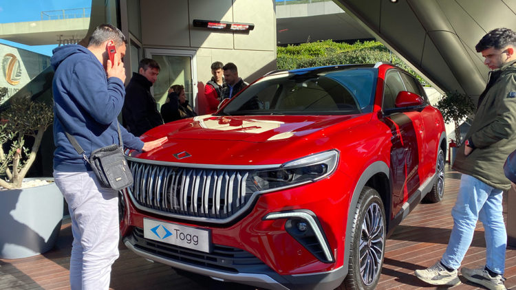 TOGG'un C SUV modeli AVM'de de sergileniyor