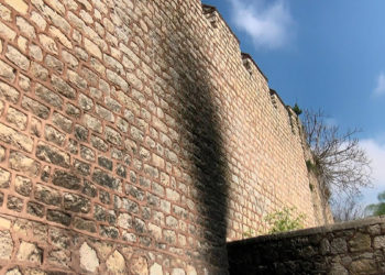 Tarihi kara surları mangalcılar kararttı