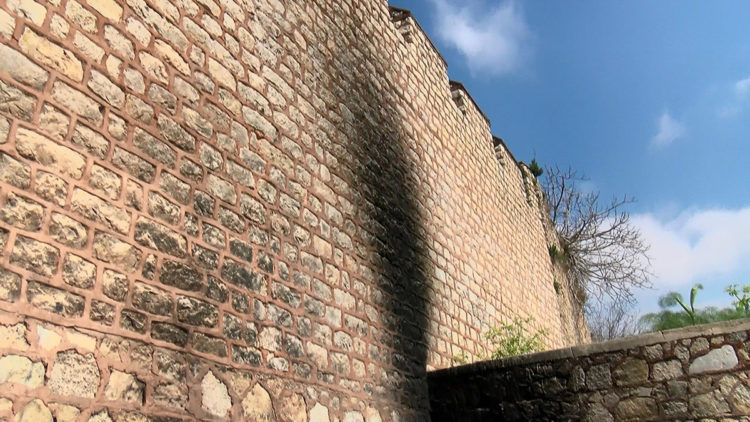 Tarihi kara surları mangalcılar kararttı