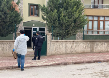 Tartıştığı annesini bıçaklayıp, kendini eve kilitledi