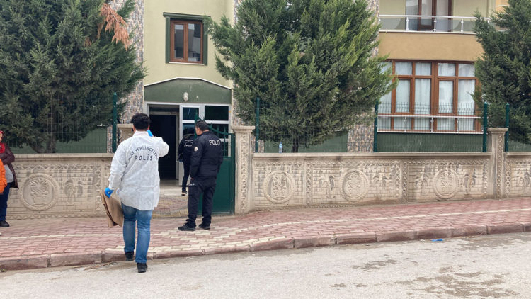 Tartıştığı annesini bıçaklayıp, kendini eve kilitledi