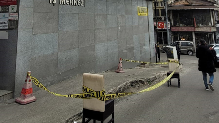 Trabzon’da CHP İl Başkanlığı kurşun isabet etti