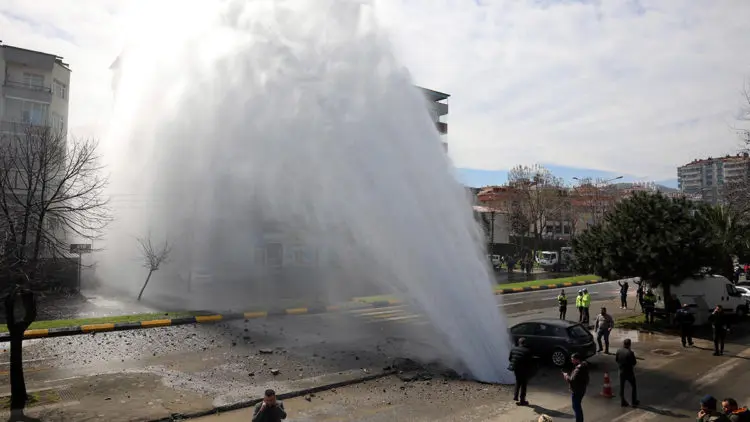 Trabzon'da isale hattı patladı; 8 katlı bina hasar gördü
