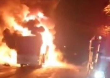 Trabzon'da polisleri taşıyan otobüs alev alev yandı