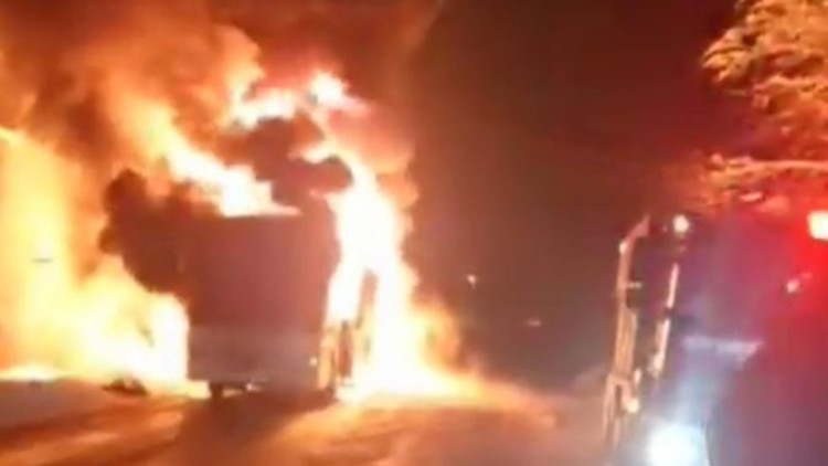 Trabzon'da polisleri taşıyan otobüs alev alev yandı