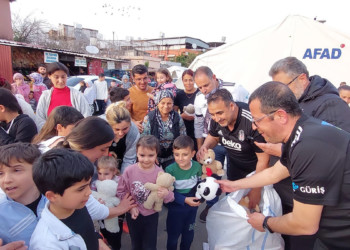 Tribünlerden atılan oyuncaklar İskenderun'da