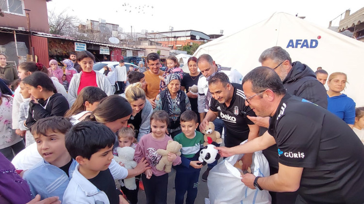 Tribünlerden atılan oyuncaklar İskenderun'da