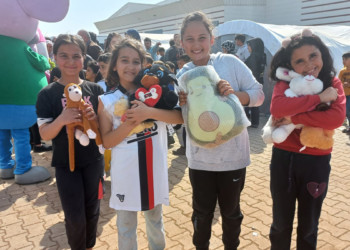 Tribünlerden atılan oyuncaklar Kahramanmaraş'ta