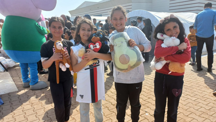 Tribünlerden atılan oyuncaklar Kahramanmaraş'ta