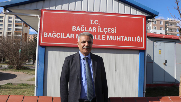 Türkiye'nin en büyük mahallesini konteynerde yönetiyor