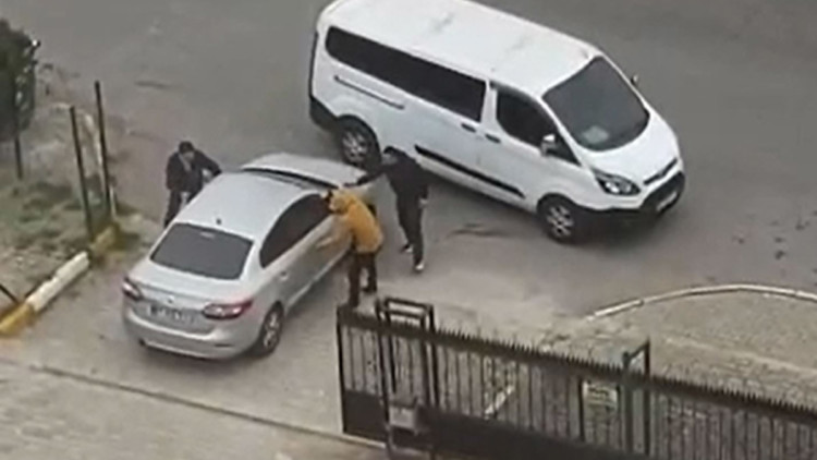 Tuzla'da otomobilin yolunu kesip sürücüyü kaçırdılar