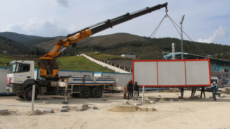 Üniversite bahçesine konteyner kent kuruluyor