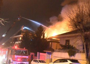 Üsküdar'da 2 katlı binanın çatısında yangın çıktı