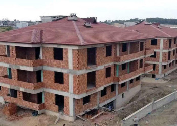 Uygunluk raporu alınan inşaatın betonu çatladı