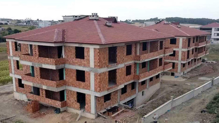 Uygunluk raporu alınan inşaatın betonu çatladı