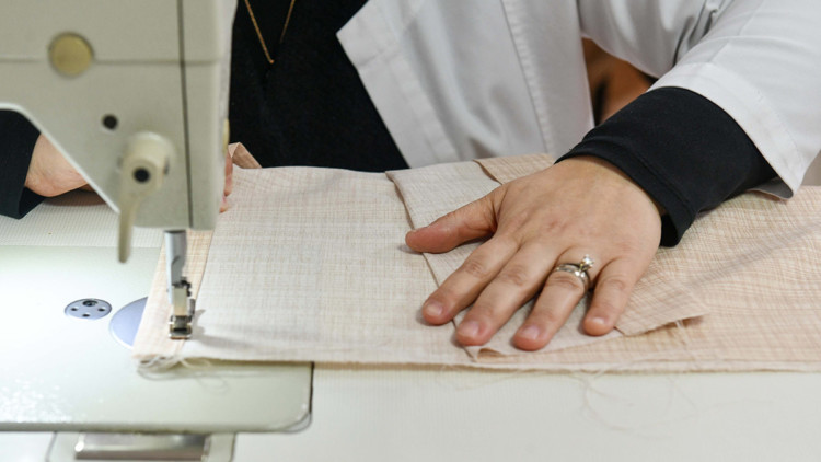 Depremzedeler için nevresim takımları dikiliyor