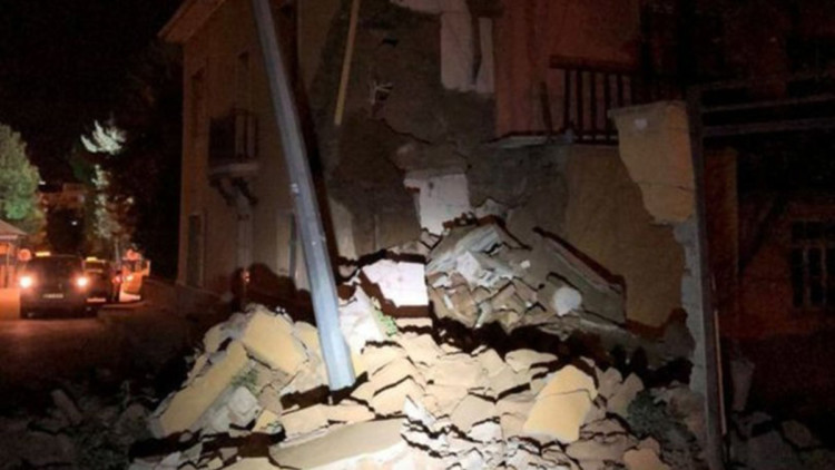 Yıkım kararı verilen 2 katlı binanın bir kısmı çöktü