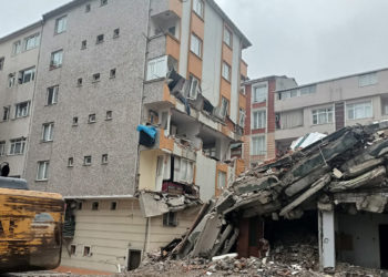 Yıkımı yapılan bina yan binanın üzerine çöktü