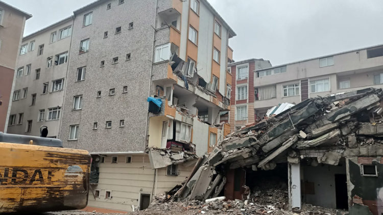 Yıkımı yapılan bina yan binanın üzerine çöktü