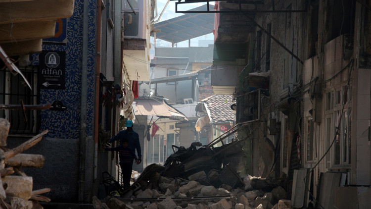 Yıkıntıların olduğu Kurtuluş Caddesi’nde hüzün
