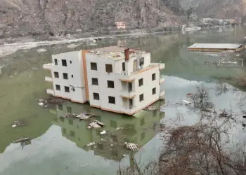 Yusufeli'nde baraj suları terk edilen binalara girdi