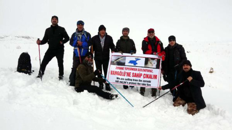 Zernaki Tepe'ye tırmanıp pankart açtılar