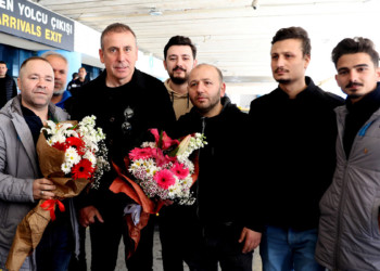 Abdullah Avcı çiçeklerle karşılandı
