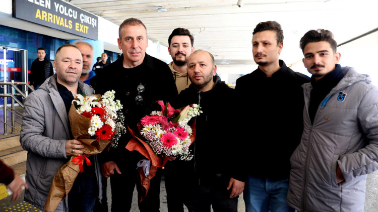 Abdullah Avcı çiçeklerle karşılandı