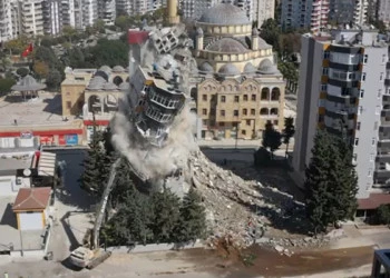 Adana'da depremde ağır hasar gören bina yıkıldı