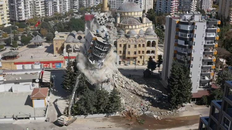 Adana'da depremde ağır hasar gören bina yıkıldı