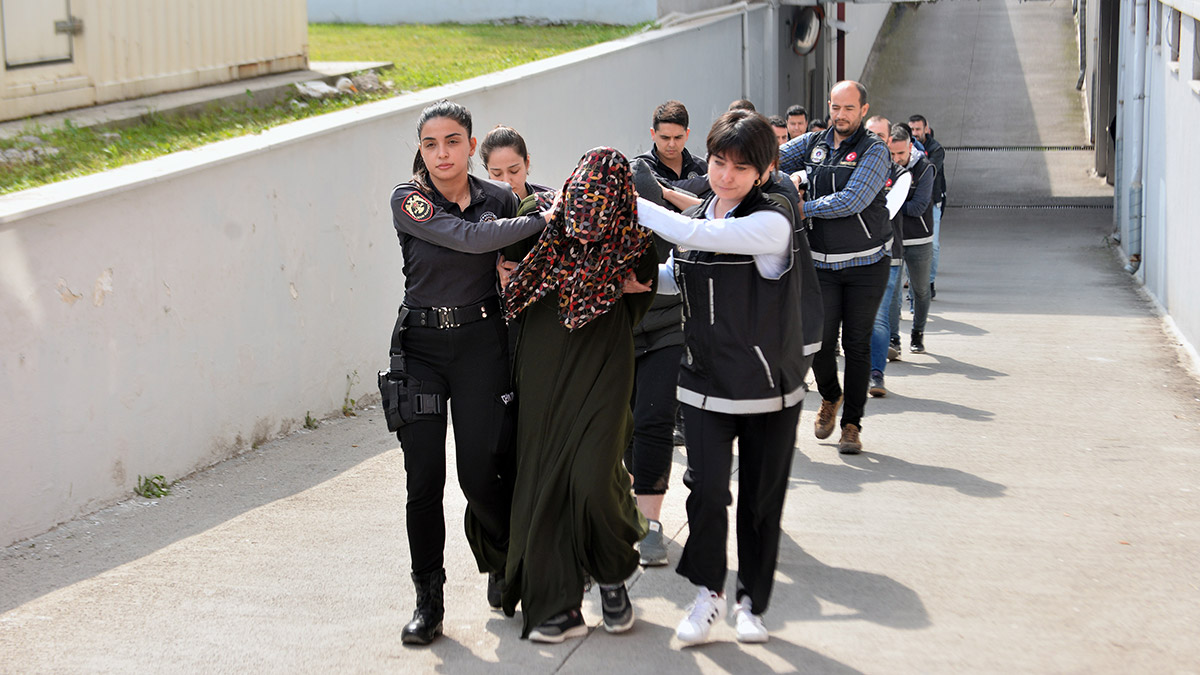 Adana'da kökünü kurutma operasyonu; 77 gözaltı