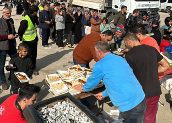 Adanalı kebapçı depremzedelere kebap ikram etti