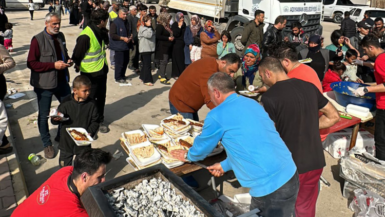 Adanalı kebapçı depremzedelere kebap ikram etti