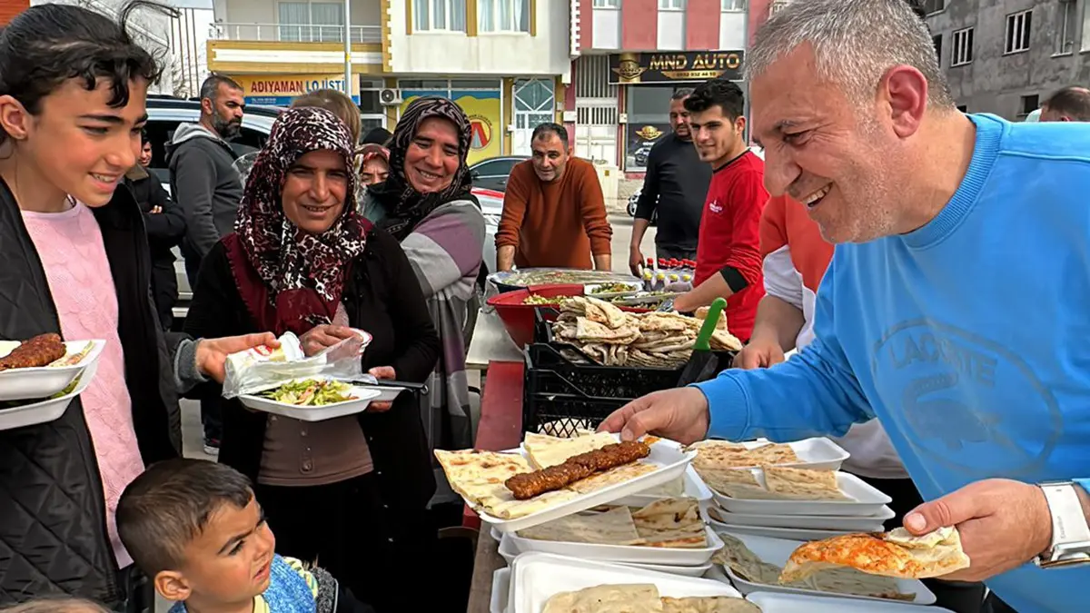 Adanalı kebapçı depremzedelere kebap ikram etti