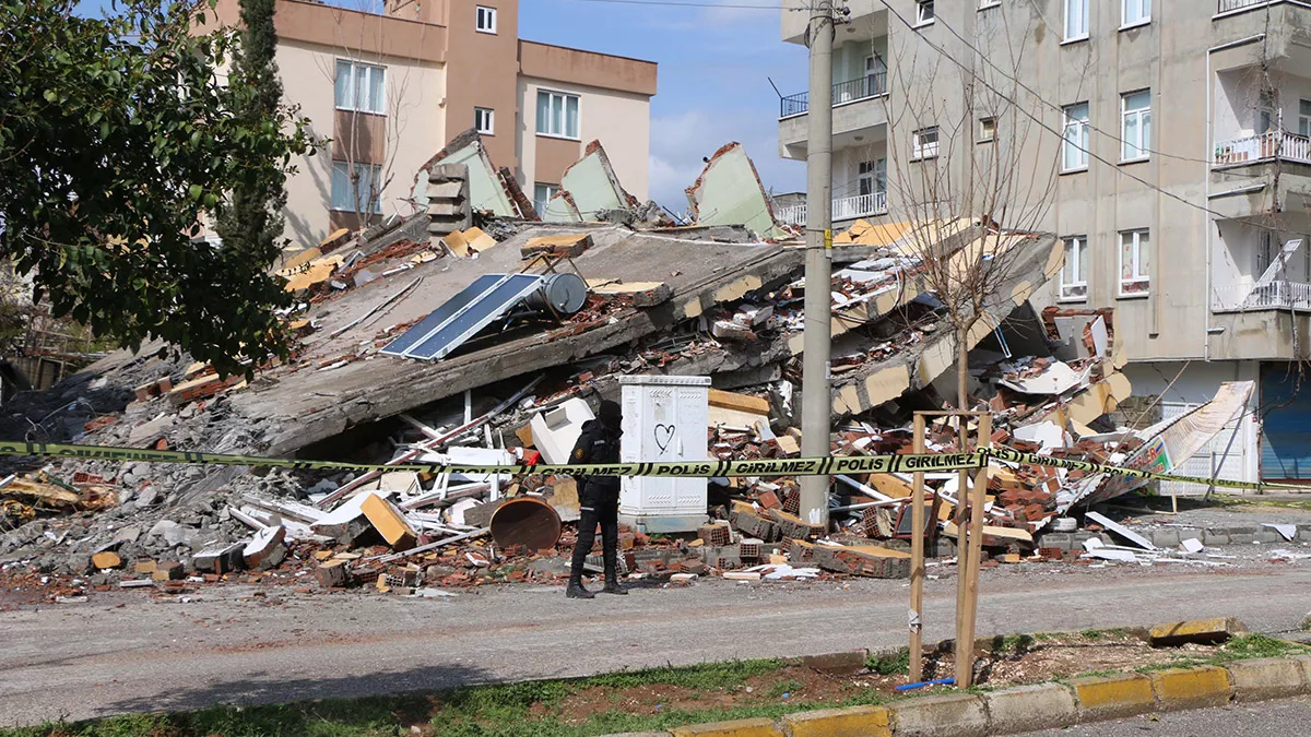 Adıyaman'da ağır hasarlı bina enkazında canlı izine rastlanmadı